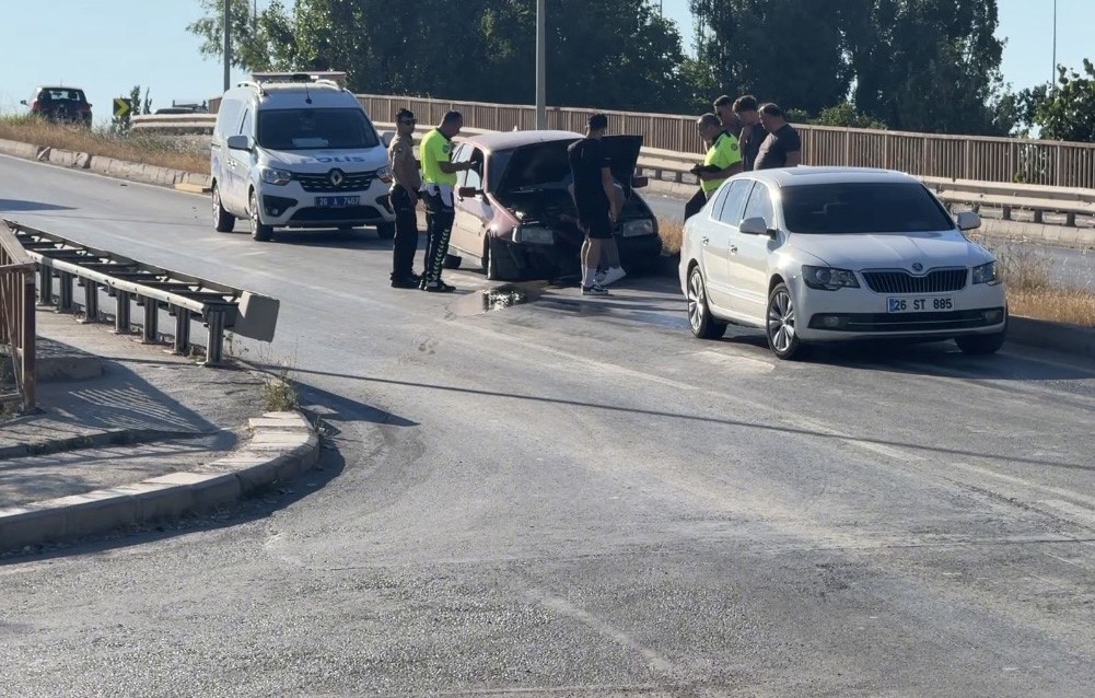 otomobil-refuje-cikti-yola-dokulen-yag-trafigi-tehlikeye-dusurdu