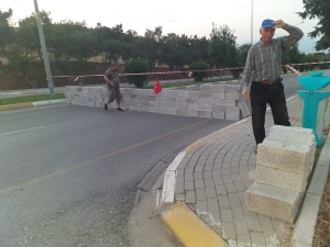 Pamukkale’ye Giden Yolu Briketle Duvar Örüp Trafiğe Kapattılar