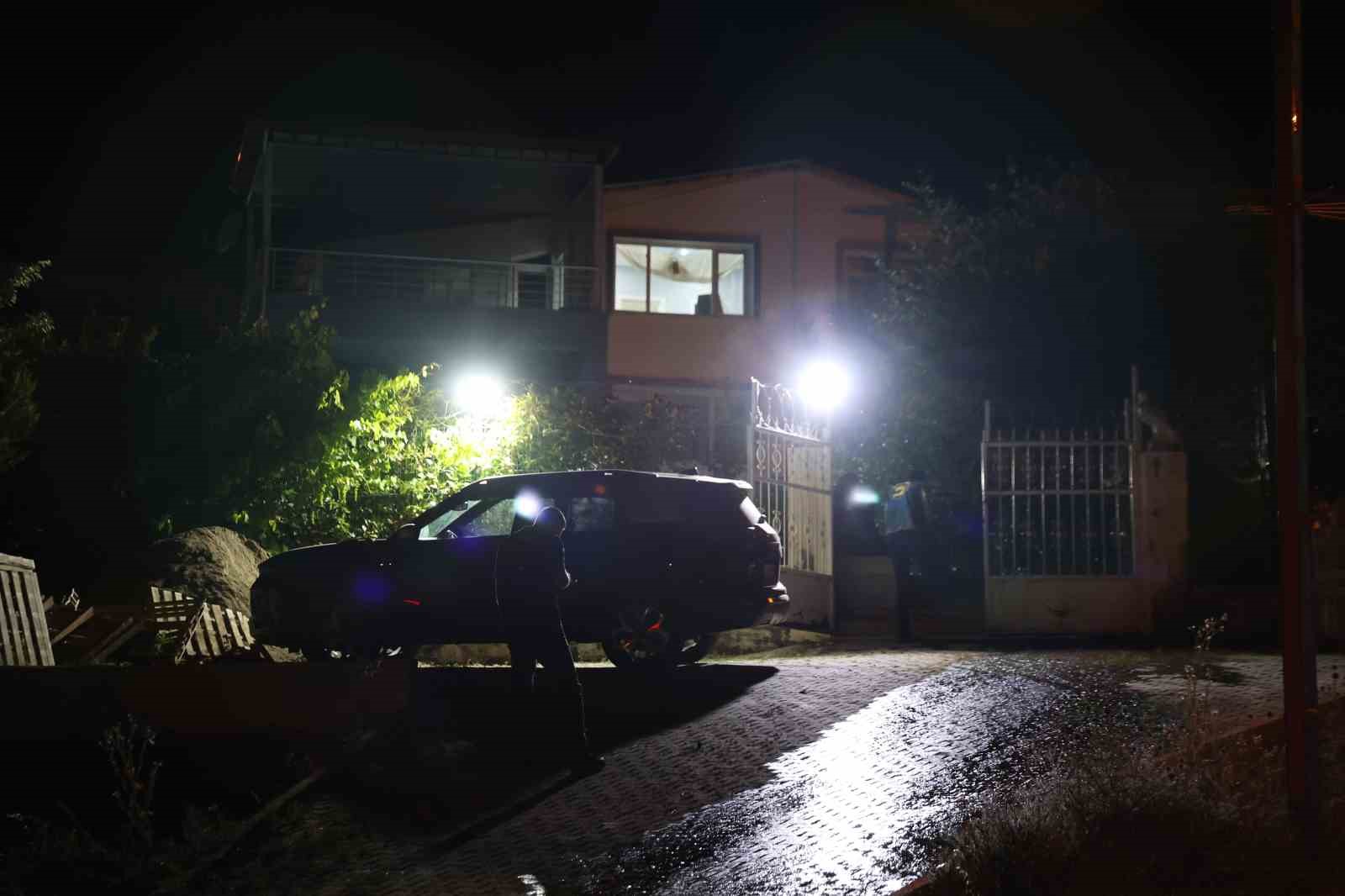 husumetlilerinin-oldugu-eve-kursun-yagdirdilar-4-yarali