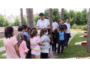 İlkokul Öğrencilerinden Dumlupınar Şehitliği’nde Duygulandıran Davranış