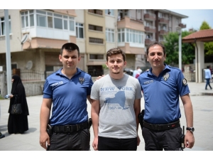Yks İlk Oturumuna Geç Kalan Öğrenciyi Polis Ekipleri Sınava Yetiştirdi