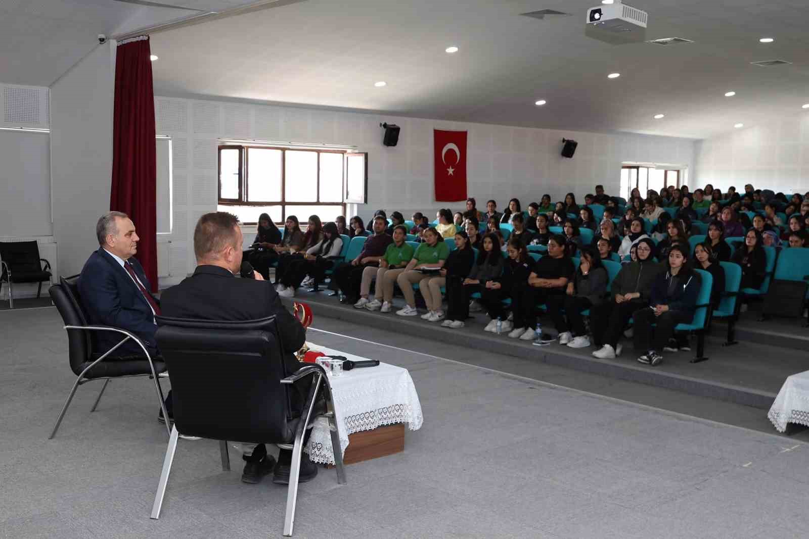 eru-rektoru-altun-develi-de-ogrenciler-ile-bulustu