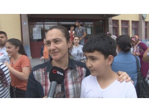 Sınav Çıkışında Herkes Çocuğunu Beklerken O Annesini Bekledi