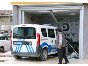 Ekip Otosu İş Yerine Daldı, Çalışanlar Ölümden Döndü