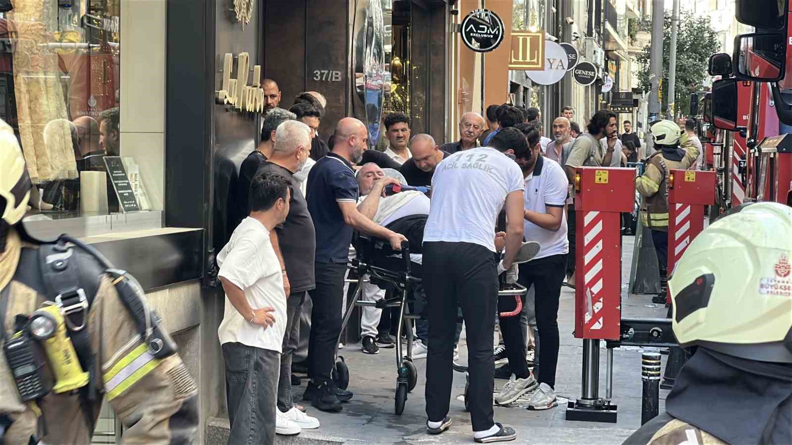 sisli-de-binada-yangin-panigi-birinci-kattan-atlayan-kisi-yaralandi