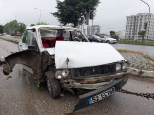 Otomobil Otogarın Çevre Duvarına Çarptı: 1 Yaralı