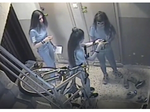 Ayakkabı Hırsızı Kızlar Güvenlik Kamerasına Yakalandı