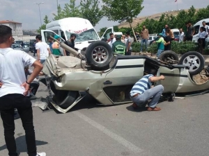 Otomobil İle Minibüs Kafa Kafaya Çarpıştı: 2 Yaralı