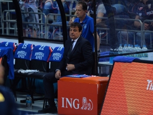 Ergin Ataman Yine Kulaklıkla Sahaya Çıktı