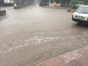 Çamura Saplanan Otomobil Yolda Mahsur Kaldı