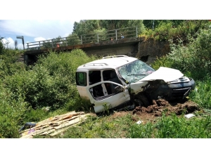Kamyonet Köprüden Uçtu: 2 Yaralı