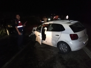 Otomobil İle Hafif Ticari Araç Çarpıştı: 4 Yaralı