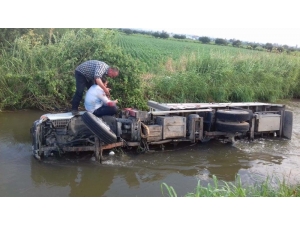 Kamyon Sulama Kanalına Uçtu 2 Yaralı