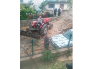 Sağanak Yağışla Gelen Sel, Otomobili Dereye Sürükledi