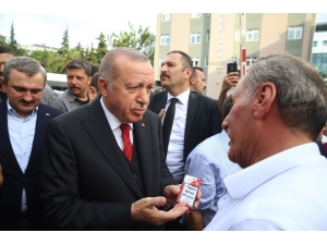 Cumhurbaşkanı Erdoğan, Bir Vatandaşın Paketini Alarak Sigarayı Bırakmasını İstedi