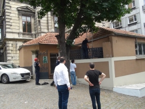 Kilise’nin Duvarına Sıkışan Martıyı İtfaiye Kurtardı