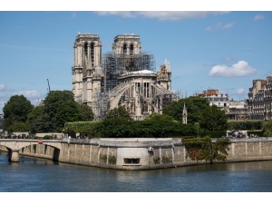 Notre Damme’deki Yangın Sonrası İlk Ayin Kasklarla Yapıldı