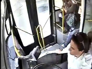 Kadın Sürücü Kalp Krizi Geçiren Yolcuyu Kurtardı