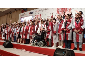 İstanbul Yeni Yüzyıl Üniversitesinde Mezuniyet Sevinci