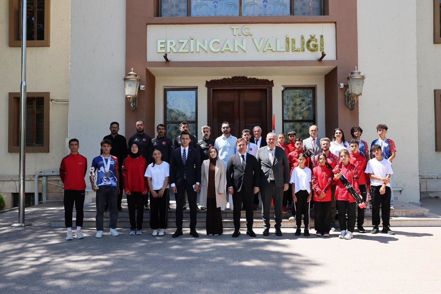 erzincanli-sporcularin-basarilari-vali-aydogdu-tarafindan-odullendirildi
