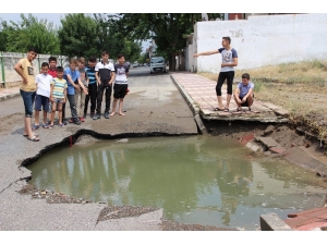 Ana Boru Patladı, Mahalle Su Altında Kaldı