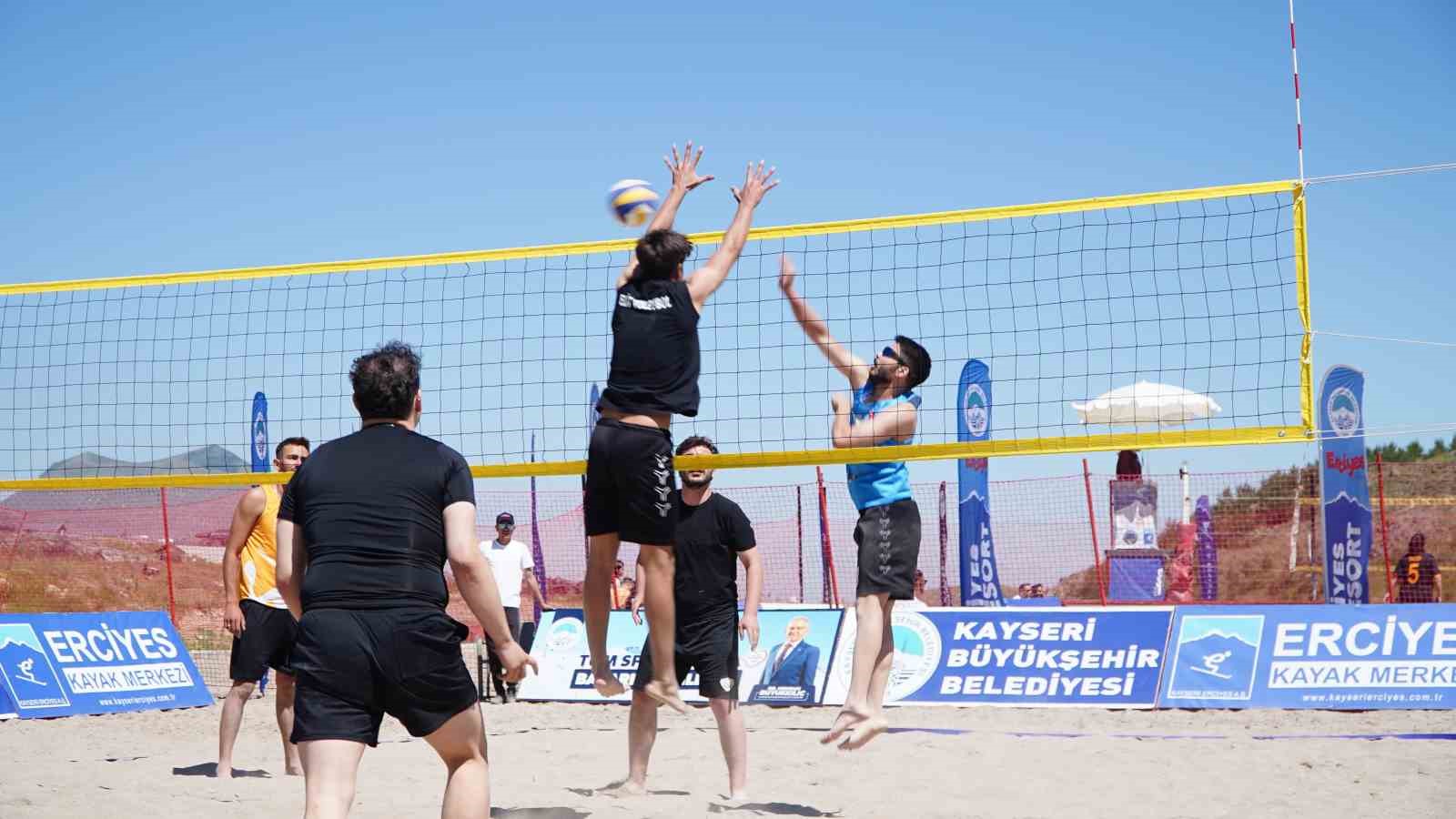 erciyes-te-2-bin-200-metrede-plaj-voleybolu-heyecani-yasandi