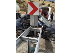 Otomobil Bariyere Çarptı: 1 Ölü, 1 Yaralı