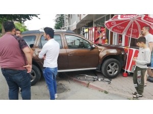 Freni Boşalan Cip, Bisikleti Altına Alıp Dondurma Dolabına Çarptı