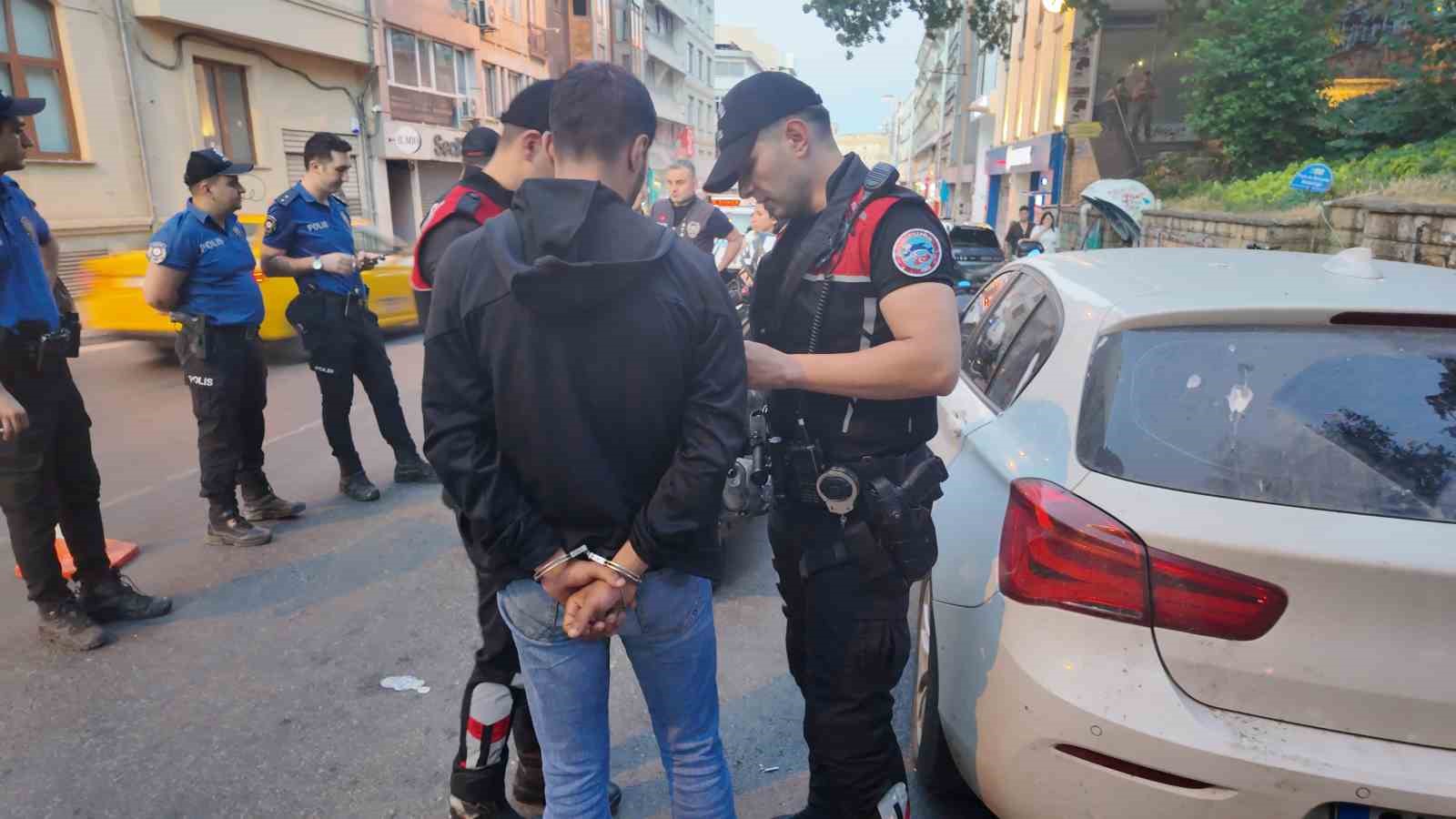 kadikoy-de-helikopter-destekli-huzur-denetimi-supheli-motosiklette-kokain-ve-cok-miktarda-nakit-para-ele-gecirildi
