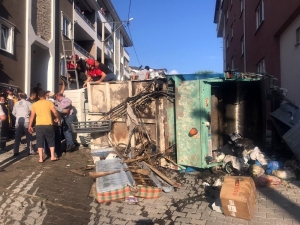 Devrilen Kamyonun Sürücüsü Merdivenle Kurtarıldı