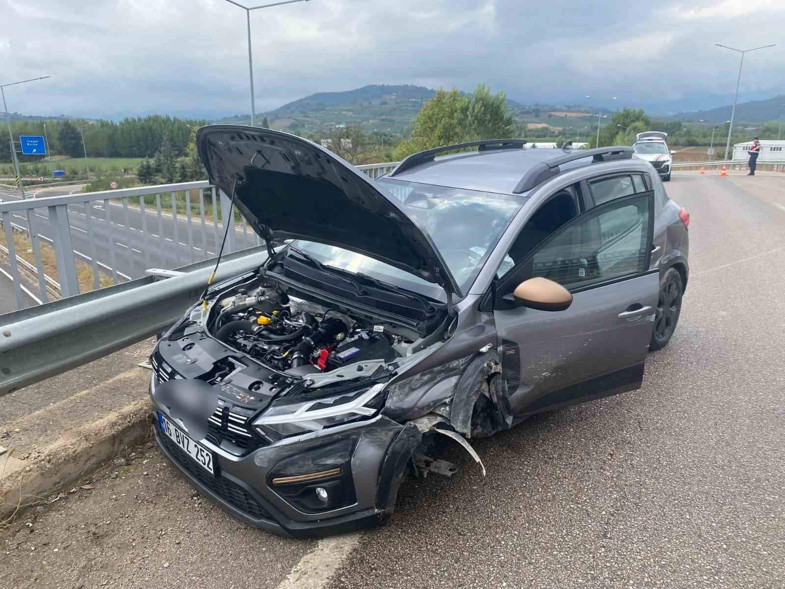 kontrolden-cikan-arac-bariyerlere-carpti-2-yarali