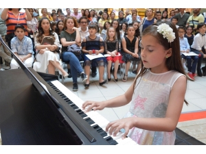 Eğitimini Tamamlayan Çocuk Piyanistlerden Konser