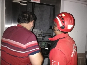 Burhaniye’de Asansörde Mahsur Kalan Adamı İtfaiye Kurtardı