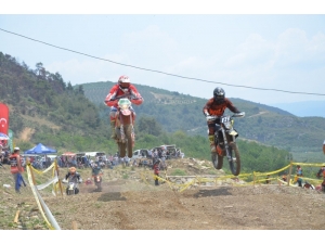 Süper Endurocular Sezonunun İlk Kupalarını İznik’te Aldı