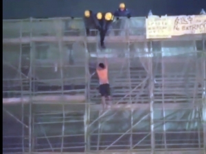 Hong Kong’da Pankart Asarken Ölen Göstericinin Düşme Anı