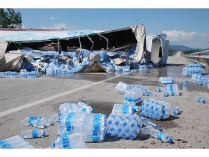 Tokat’ta Tır Devrildi, Su Kolileri Yola Saçıldı