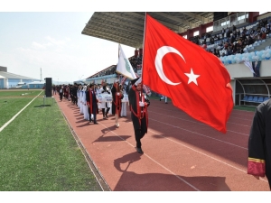 Kafkas Üniversitesi’nde Mezuniyet Sevinci