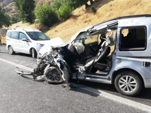 Kamyonetler Kafa Kafaya Çarpıştı: 4’ü Ağır 6 Yaralı