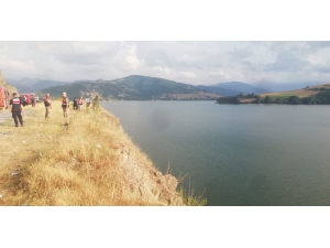 Yakınlarını İndirip Aracı Baraj Gölüne Sürdü