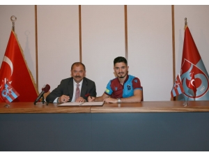 Trabzonspor’da Fıratcan Üzüm İmzayı Attı