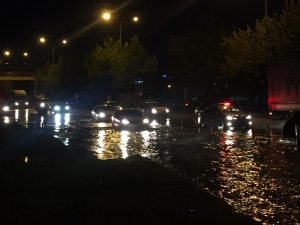 Çevre Yolu Göle Döndü, Araçların Düşen Plakaları Yol Kenarına Birikti