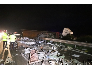 Bolu’da, Tem Otoyolu’nda Hurda Yüklü Tır Devrildi