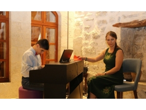 10 Yaşındaki Görme Engelli Deniz’den Piyano Resitali