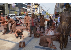 Doğaya Dikkat Çekmek İçin Çamura Bulandılar