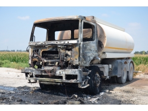 Hatay’da Karayolunda Çalışan Araçlar Yandı