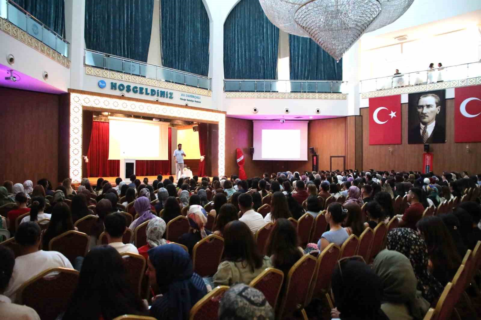 yuregir-belediyesi-nden-meb-ags-ve-kpss-adaylarina-cografya-semineri