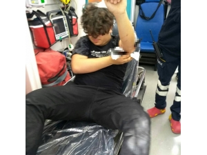 Bahçe Duvarından Atlarken Kolu Demir Korkuluklara Saplandı