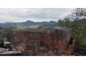 Yıldırım Düşen Ev Yandı