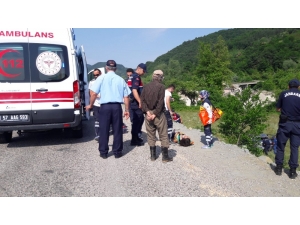 Otomobil Şarampole Yuvarlandı: 4 Yaralı