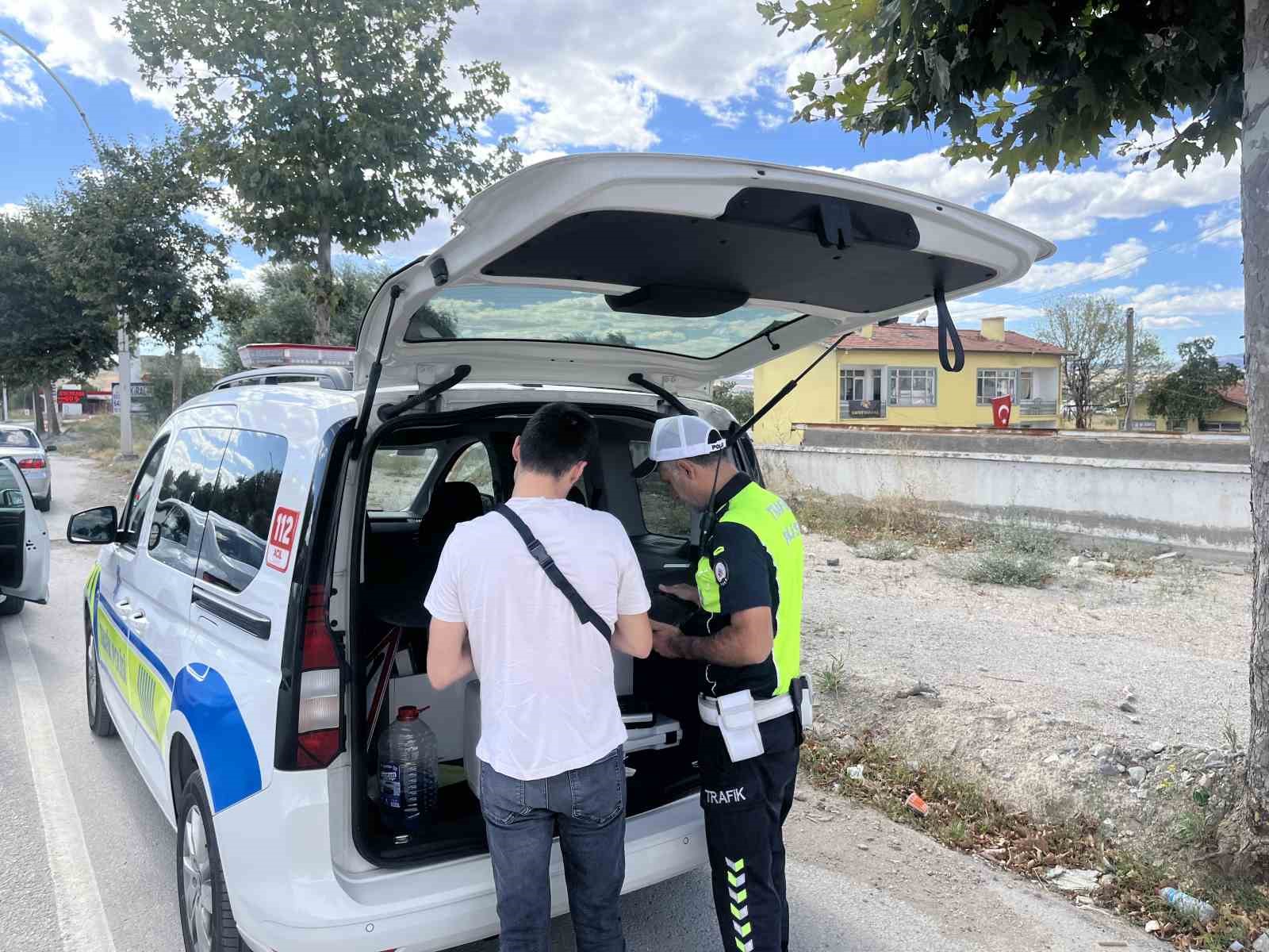 corum-da-dron-destekli-trafik-denetimi-kirmizi-isik-ihlali-yapan-suruculere-toplam-100-bin-tl-ceza